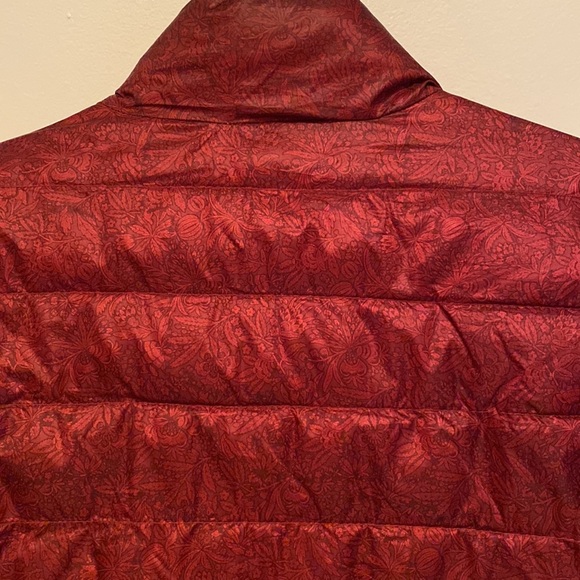 REVERSIBLE Puffer! Cannot go wrong if you want to add a puffer to your closet! - Picture 10 of 10